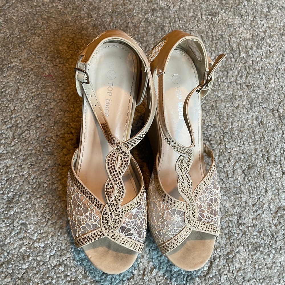 beautiful beige size 7 wedges